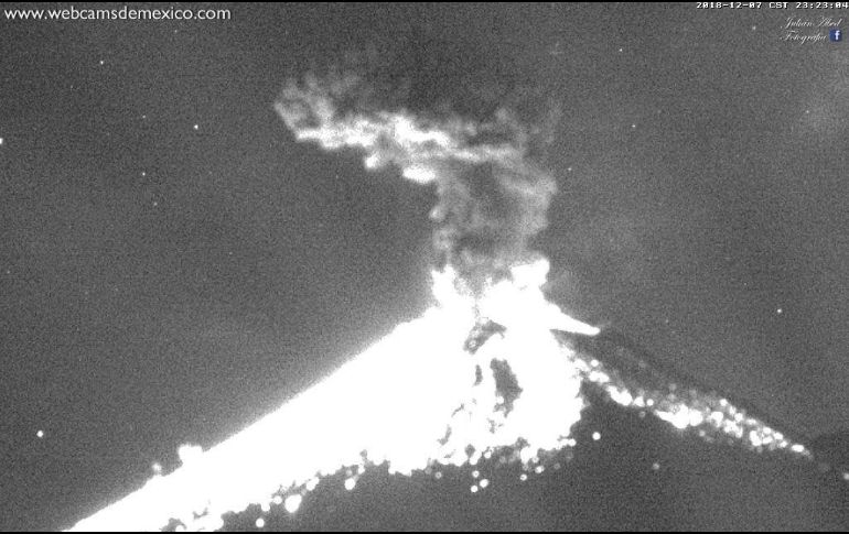 A través de la cuenta oficial de twitter del volcán Popocatépetl, se explicó que por muy dramática o espectacular que fue la explosión, el coloso se mantiene en Amarillo Fase 2. TWITTER/ @Popocatepetl_MX