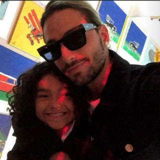 Maluma aparece en galería de arte de Miami para apoyar a su sobrino