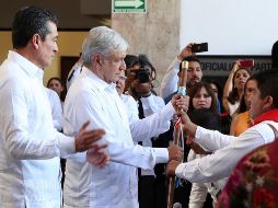 Al término de la toma de posesión, por primera vez el Presidente de México y el gobernador reciben el bastón de mando de pueblos originarios de Chiapas. SUN/ V. Rosas