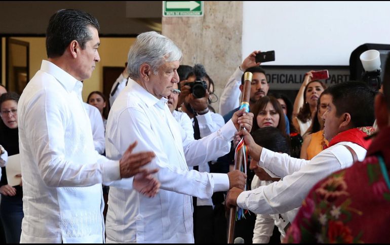 Al término de la toma de posesión, por primera vez el Presidente de México y el gobernador reciben el bastón de mando de pueblos originarios de Chiapas. SUN/ V. Rosas