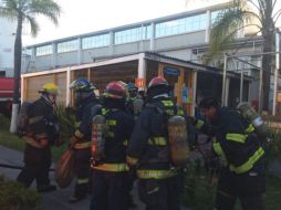 Al momento, bomberos continúan en el lugar trabajando y enfriando la zona. ESPECIAL / Bomberos de Guadalajara