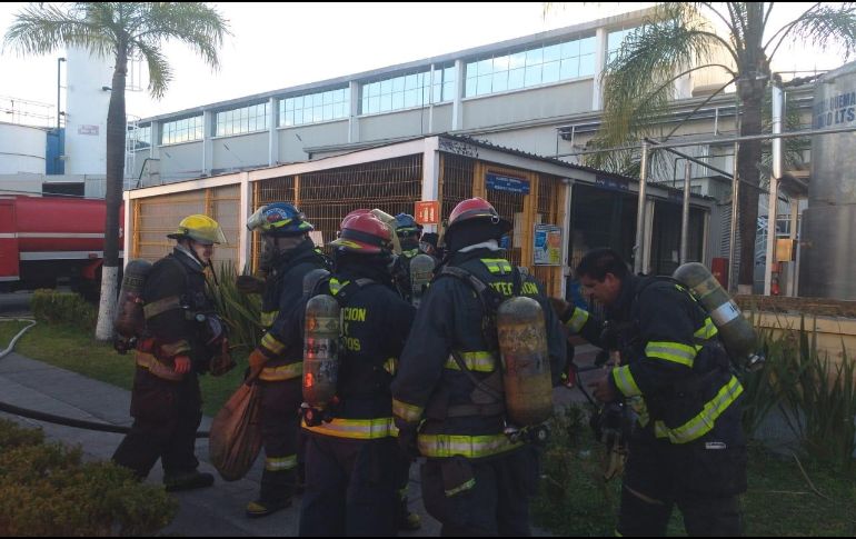 Al momento, bomberos continúan en el lugar trabajando y enfriando la zona. ESPECIAL / Bomberos de Guadalajara