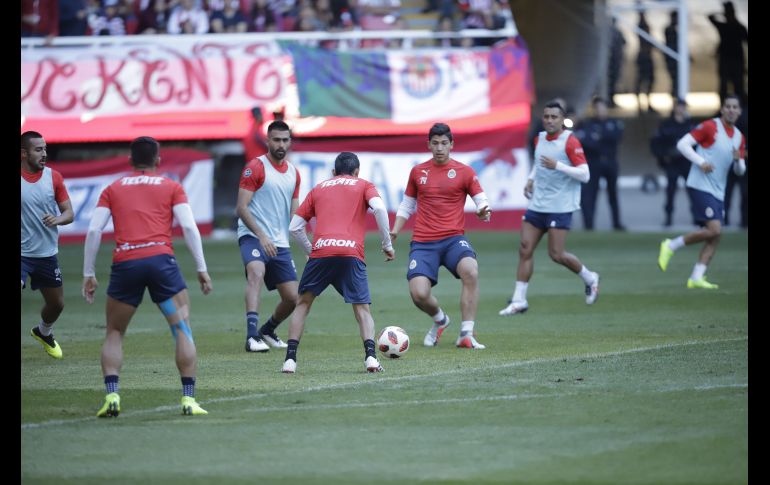 Aficionados despiden a Chivas antes de viajar al Mundial de Clubes