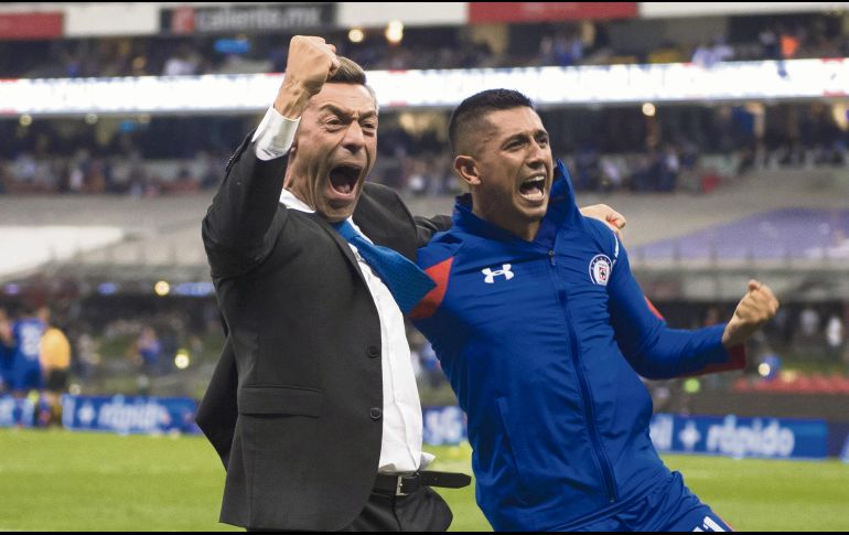 Pedro Caixinha, director técnico de Cruz Azul, celebra a todo pulmón con Elías Hernández el pase de los celestes a la Gran Final. MEXSPORT