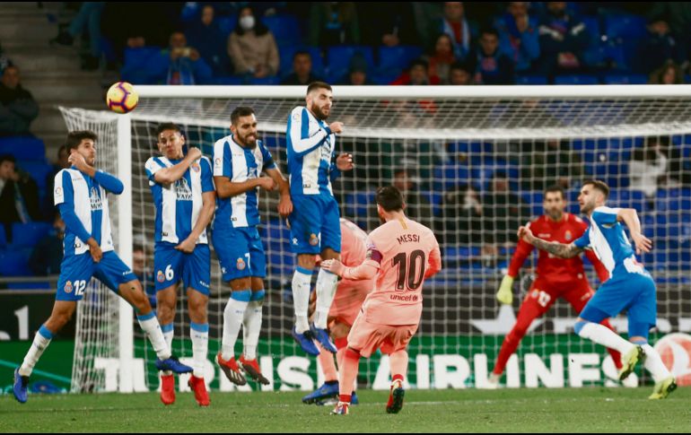 Lionel Messi cobra sobre la barrera para conseguir su segundo gol de tiro libre en el encuentro de ayer entre Barcelona y Espanyol. EFE