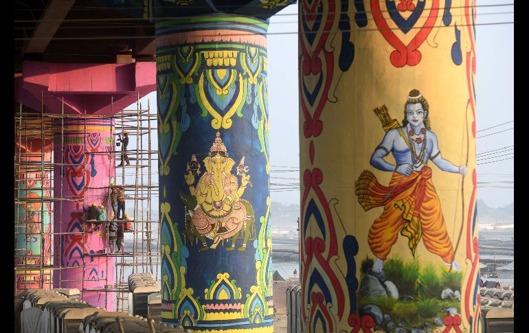 Artistas pintan pilares del puente Shastri, sobre el río Ganges,en la ciudad india de Allahabad, como parte del proyecto 