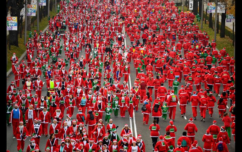 Corredores disfrazados de Santa Claus participan en la competencia anual de Santa en Madrid, España.  AFP/G. Bouys