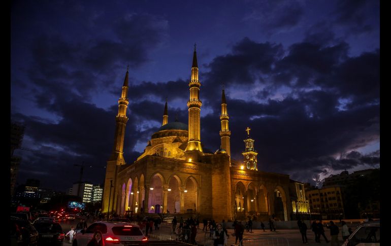 Personas se reúnen cerca de la mezquita Al-Ameen en Beirut, Líbano. EFE/N. Mounzer