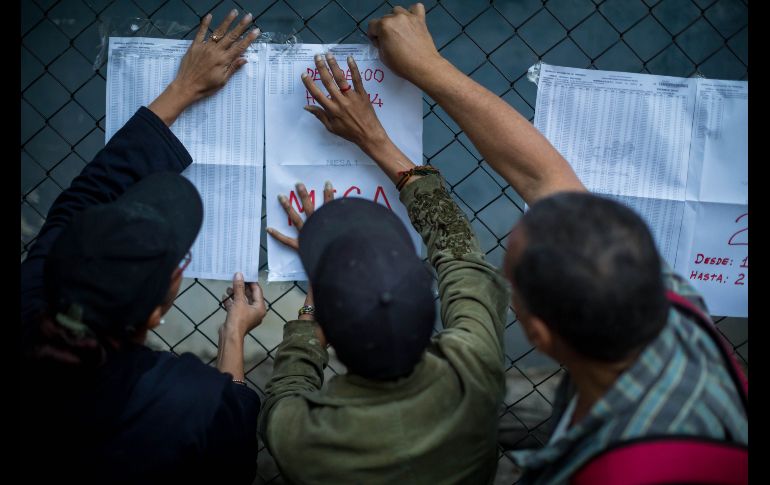Ciudadanos buscan su mesa de votación para las elecciones de concejales en Caracas, Venezuela. EFE/M. Gutiérrez