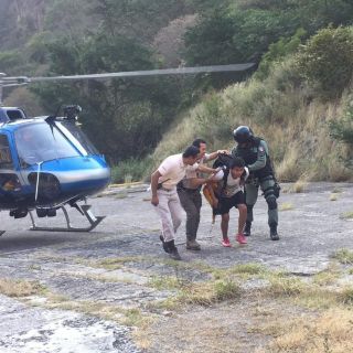 Rescatan a dos jóvenes en la Barranca de Huentitán