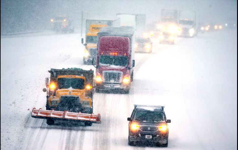 Vehículos se desplazan lentamente en la autopista I-85 en Lexington, Carolina del Norte, debido a las nevadas. AP/News & Record/H. Scott Hoffmann