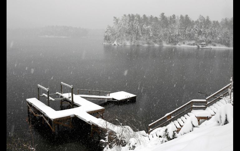 Nieve en el lago James en Morganton, Carolina del Norte. AP/K. Kmonicek