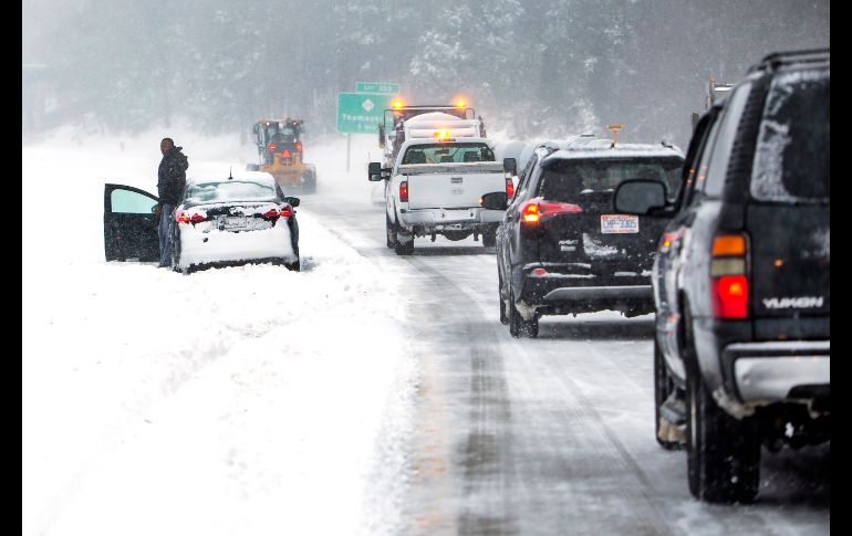 Un conductor varado sale de su auto en una carretera de Thomasville, Carolina del Norte. AP/News & Record/H. Scott Hoffmann