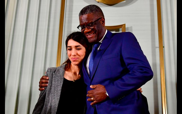 Nadia Murad y Denis Mukwege, ganadores del Nobel de la Paz 2018, se abrazan en una conferencia de prensa en Oslo, Noruega, en la víspera de la ceremonia de entrega del premio. AFP/T. Schwarz