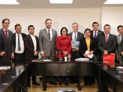 Alfonso Ramírez Cuéllar (con la fotografía en la mano) afirmó que habrá una distribución basada en la determinación de las prioridades de cada estado y municipio. FACEBOOK/alfonsoramc