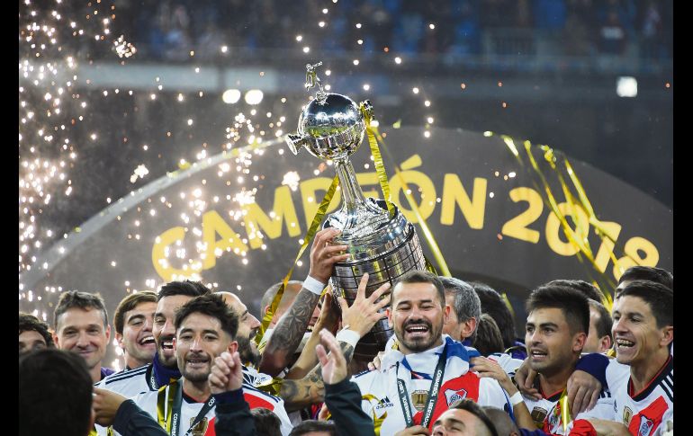 Los jugadores de River Plate alzan la Copa Libertadores, trofeo que conquistan al ganar el Superclásico al Boca Juniors, jugado en Madrid. AFP