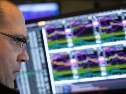 El índice industrial Dow Jones registra este lunes un retroceso de 34.47 puntos (-0.14 por ciento) al situarse en 24 mil 354.48 unidades. AP / M. Lennihan