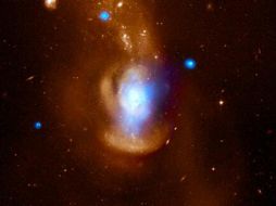 En la imagen de Medusa, los binarios de rayos X se ven como los objetos brillantes como puntos azules. ESPECIAL / chandra.si.edu