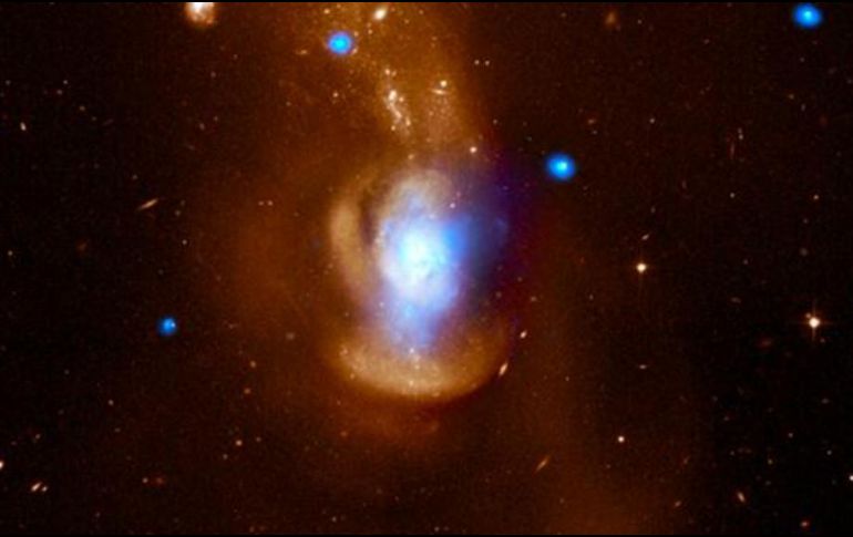 En la imagen de Medusa, los binarios de rayos X se ven como los objetos brillantes como puntos azules. ESPECIAL / chandra.si.edu