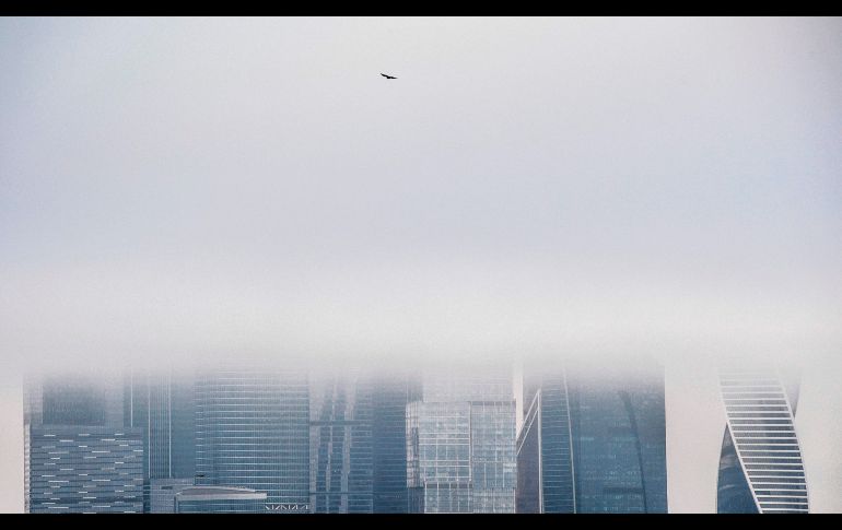 La niebla oculta parte de rascacielos en el Centro Internacional de Negocios de Moscú. AFP/A. Nemenov