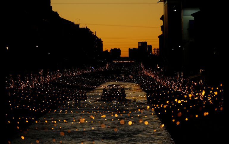Un bote navega por el canal Naviglio decorado con luces navideñas en Milán, Italia. AP/L. Bruno