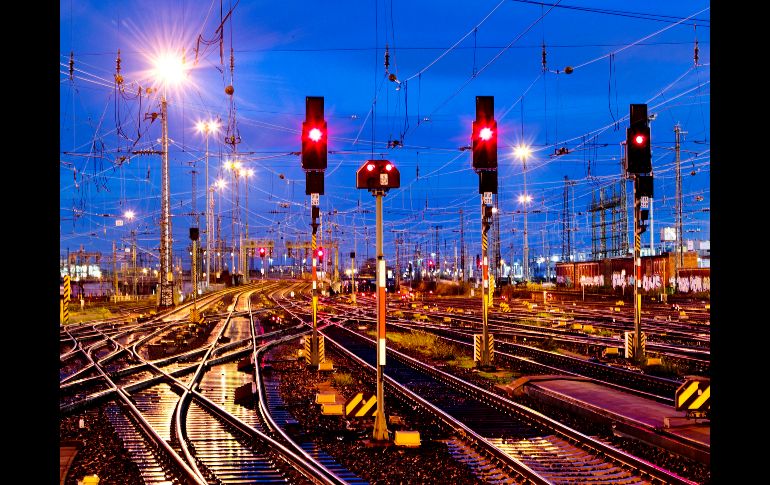 Semáforos en rojo se ven en la estación principal de trenes de Fráncfort, Alemania, durante una huelga nacional del sindicato de trabajadores de trenes. La huelga por negociaciones salariales provocó este lunes importantes perturbaciones del servicio en los trenes regionales, anunció el operador Deutsch Bahn  AP/M. Probst