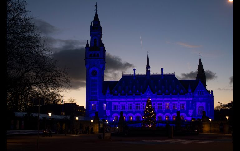 El Palacio de la Paz, sede de la Corte Internacional de Justicia en la Haya, Holanda, se ilumina de azul en apoyo a una campaña de Human Rights Watch por el Día Internacional de los Derechos Humanos. AP/P. Dejong