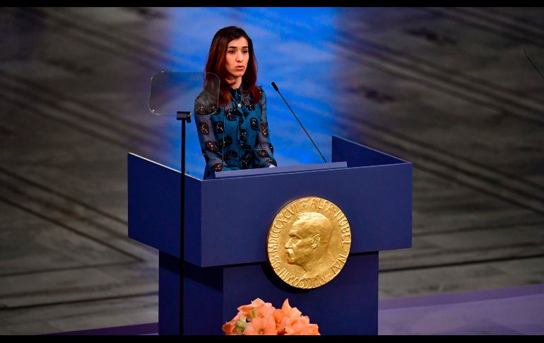 La activista iraquí Nadia Murad da un discurso tras recibir el Premio Nobel de la Paz, ganado junto al congoleño Denis Mukwege, en la ceremonia en el Ayuntamiento de Oslo, Noruega. AFP/T. Schwarz