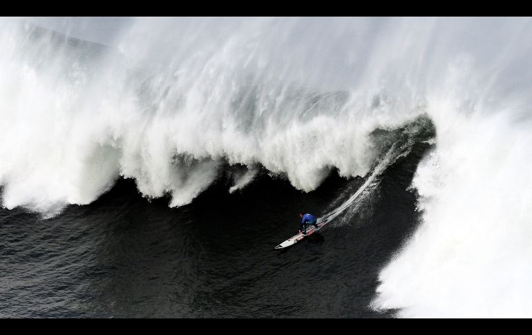 El surfista Andrew Cotton desciende una ola durante la XIII edición del Punta Galea Challenge, campeonato de surf de ola grande disputado en la localidad española de Getxo. EFE/M. Toña