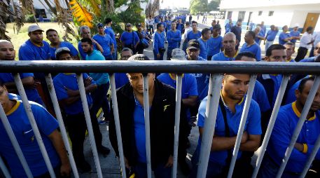Empleados de la fábrica lucen sorprendidos ante el cierre repentino de Goodyear en Carabobo. AP J. Hernández