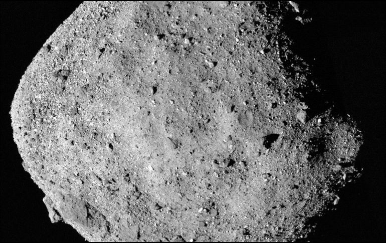 Fotografía cedida por la NASA de una instantánea mosaico del asteroide Bennu compuesta por 12 imágenes PolyCam recolectadas el 2 de diciembre por la nave espacial OSIRIS-REx. EFE/NASA