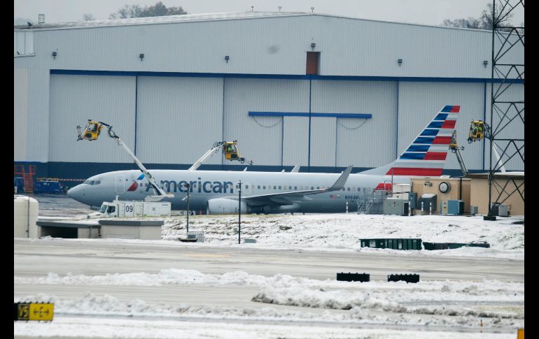 Labores para quitar el hielo de aviones en el aeropuerto Charlotte Douglas en la ciudad de Charlotte, Carolina del Norte. APThe Charlotte Observer/D. Foster III