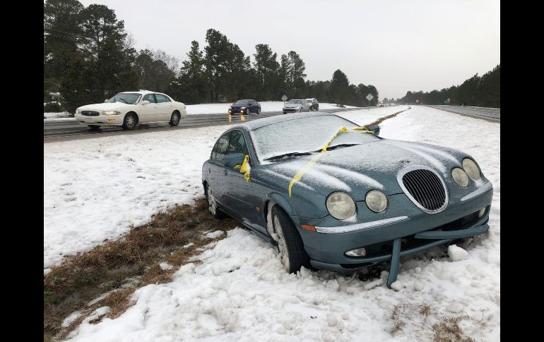 Un auto varado en Raleigh, Carolina del Norte. AP/A. G. Breed