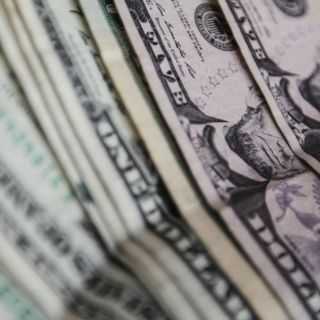 Dólar cede terreno y abre en 20.64 pesos a la venta en bancos