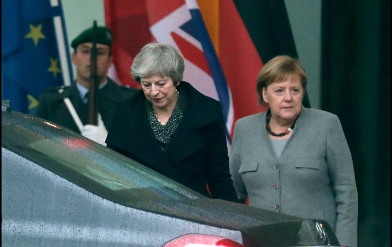 La primera ministra británica Theresa May (c) se retira tras una reunión con la canciller alemana Angela Merkel (d) en la cancillería de Berlín, Alemania. May busca el apoyo de Berlín ante las dificultades que afronta para que su Parlamento respalde el acuerdo del 