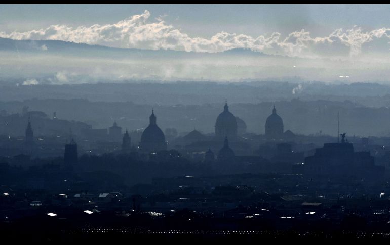 La niebla cubre el centro histórico de Roma, Italia. AFP/T. Fabi