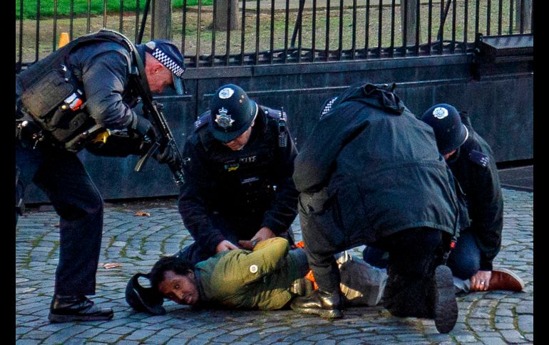 Policías detienen a un hombre tras un incidente de seguridad en las Casas del Parlamento en Londres. AFP/T. Akmen