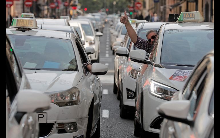 Integrantes de organizaciones de taxistas se concentran en Valencia, España, para reclamar una legislación 