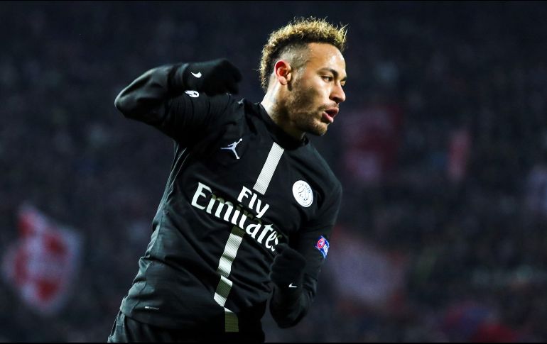 Neymar Jr. celebra tras anotar un gol durante un partido del grupo C de la Liga de Campeones de la UEFA, entre el Estrella Roja de Belgrado y el PSG. EFE/S. Suki
