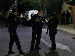 Policías resguardan la vivienda donde fueron ejecutadas cuatro personas en Guadalajara. EFE/F. Guasco