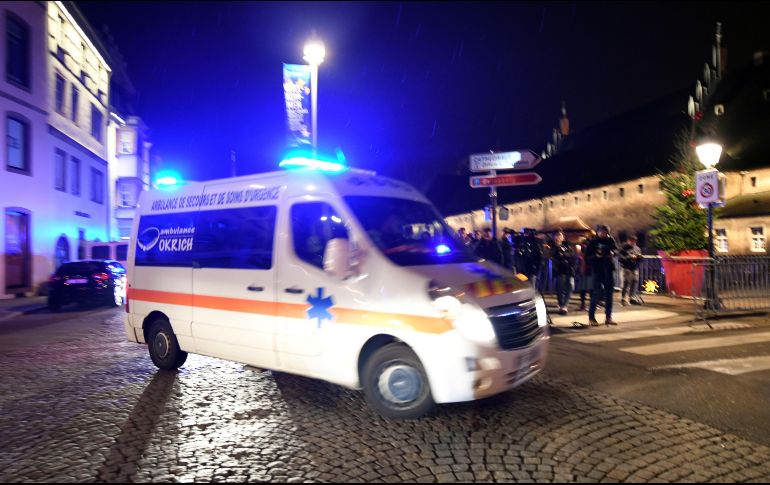 Vehículos de los servicios de emergencias llegan al lugar del tiroteo registrado hoy en el Mercado de Navidad, en Estrasburgo. EFE/P. Seeger
