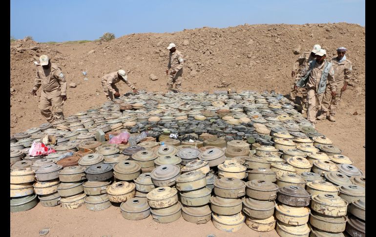 Expertos en explosivos recolectan minas y explosivos que los rebeldes hutíes colocaron presuntamente en varias áreas en la ciudad portuaria de Al Hudeida, Yemen. EFE/N. Almahboobi