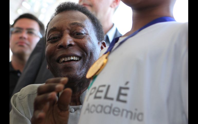 El ex astro brasileño de futbol Pelé, de 78 años, sonríe durante la inauguración de una academia de futbol que lleva su nombre, en el municipio de Resende, Brasil. EFE/E. Carriço