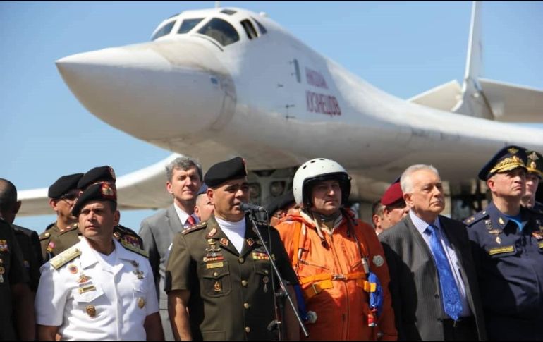 El ministro de Defensa venezolano, Vladimir Padrino López (c-i), recibió el lunes a una delegación militar rusa. EFE/Prensa del Ministerio de Defensa
