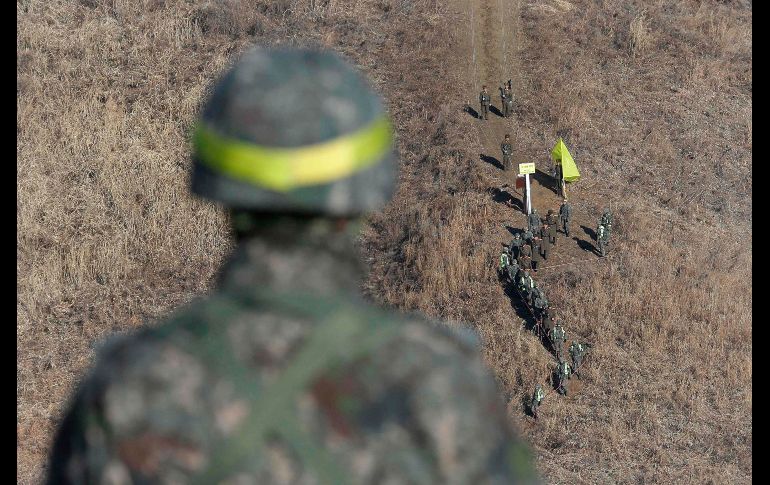 Soldados norcoreanos (arriba) se acercan a militares sudcoreanos antes de cruzar la línea de demarcación militar, dentro de la Zona Desmilitarizada, para inspeccionar el puesto de vigilancia norcoreano recientemente desmantelado, ubicado junto a Cheorwon, Corea del Sur. AFP/Ahn Y.