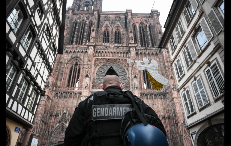 Un gendarme patrulla frente a la catedral de Estrasburgo, en Francia, un día después de que un hombre abrió fuego cerca de un mercado navideño en la ciudad, con un saldo de dos muertos. AFP/S. Bozon
