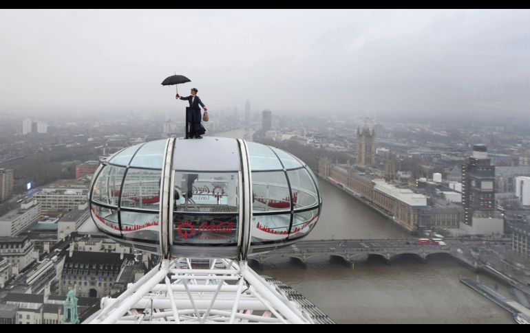 Una doble del personaje de Mary Poppins se ve sobre la atracción London Eye en Londres, Inglaterra, para promocionar el estreno europeo de la cinta 
