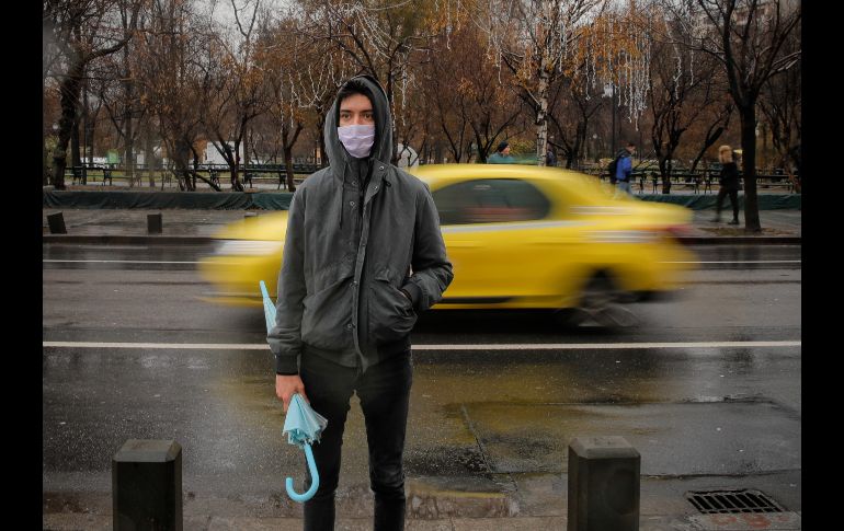 Un hombre protesta contra la contaminación afuera del ayuntamiento de Bucarest, Rumania. La capital se ubicó recientemente como una de las ciudades más congestionadas por el tráfico en Europa. AP/V. Ghirda