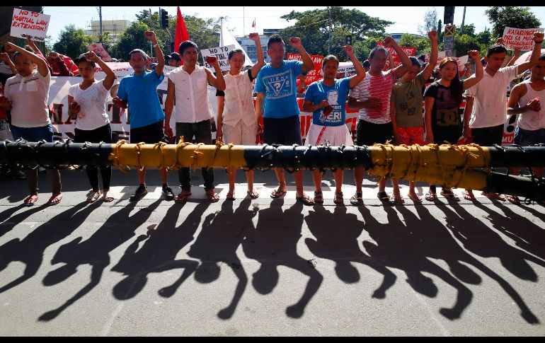Manifestantes se congregan frente a la Cámara baja en Ciudad Quezón, Filipinas, en oposición a la ley marcial. El Congreso vota hoy sobre una tercera extensión de la ley. AP/B. Marquez