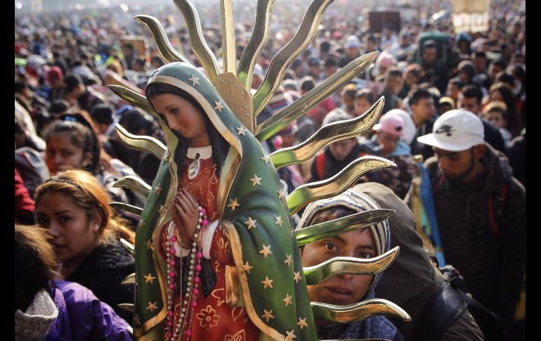 Cargados con imágenes, figuras religiosas y flores, los peregrinos comenzaron a llegar el pasado lunes, para festejar el día de la patrona de México y conmemorar los 487 años de las apariciones de la Virgen al indígena Juan Diego. EFE/S. Gutiérrez